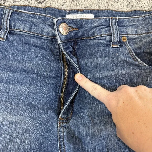 STS Blue Rolled Denim Shorts Women's Size 16 (33 Waist) - Picture 3 of 9